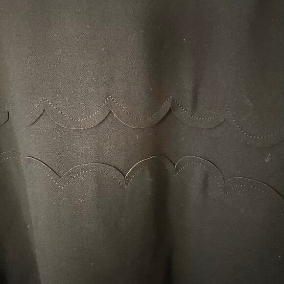 Banana Republic Double-Face
Scalloped Waist Dress, Black SIZE 16 BNWT
T #378849 - Picture 5 of 8